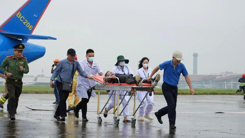 Đội Y tế khẩn nguy Cảng HKQT Nội Bài triển khai lực lượng sơ cấp cứu, thiết lập sơ đồ phân loại nạn nhân và tiến hành cấp cứu cho hành khách giả định bị thương, mắc kẹt trong thân tàu bay.