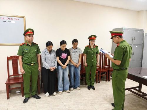 Công an tỉnh thi hành quyết định khởi tố bị can và áp dụng biện pháp cấm đi khỏi nơi cư trú.