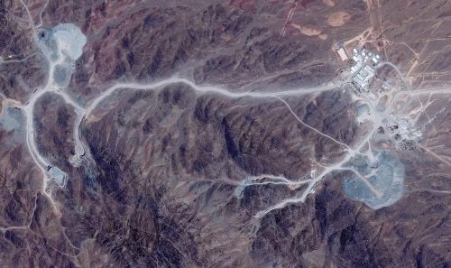 Núi Pickaxe, còn gọi là Kuh-e Kolang Gaz La, nằm trên dãy Zagros, cách cơ sở hạt nhân Natanz 1,5 km.