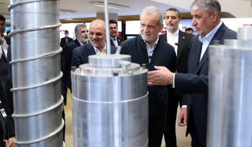 Iran đã xây dựng hai hệ thống hầm ngầm độc lập dưới ngọn núi này, trong đó khu đầu tiên khởi công năm 2007 và khu còn lại bắt đầu được xây dựng từ năm 2020.