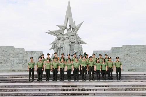 Đoàn công tác chụp ảnh lưu niệm tại Tượng tài 10 nữ anh hùng liệt sỹ dân quân phòng không Lam Hạ