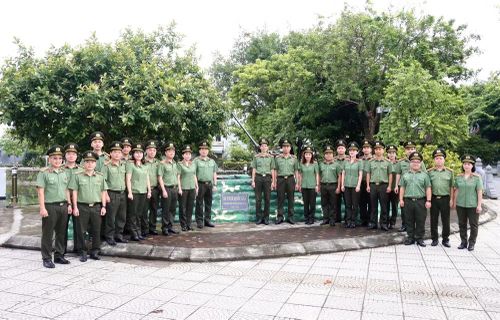 Hành trình về địa chỉ đỏ và chương trình "Tiếp lửa truyền thống - Lan tỏa yêu thương" tại Ninh Bình là hoạt động thiết thực của Cụm thi đua số 5 CATP Hà Nội nhằm hưởng ứng phong trào thi đua "Ba nhất" của CATP Hà Nội, hướng tới kỷ niệm 79 năm Ngày Thương binh - Liệt sỹ (27/7/1947 - 27/7/2026)