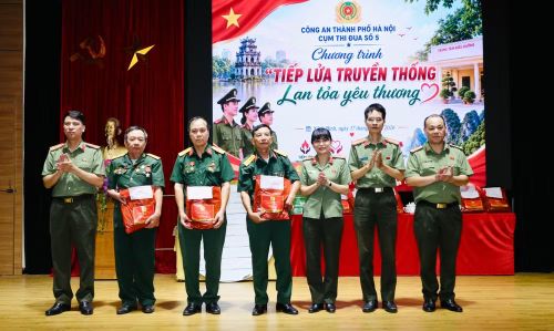 Đại diện lãnh đạo các đơn vị trực thuộc Cụm thi đua số 5 CATP Hà Nội tặng quà các thương bệnh binh
