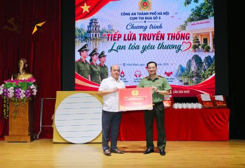 Đại tá Đoàn Đức Thắng - Chánh Thanh tra CATP Hà Nội, Trưởng đoàn thay mặt đoàn công tác tặng quà ban lãnh đạo Cơ sở nuôi dưỡng thương bệnh binh nặng và điều dưỡng người có công Hà Nam