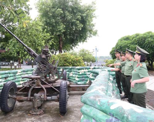 Tham quan Di tích quốc gia Trận địa pháo phòng không Lam Hạ, nơi ghi dấu tinh thần dũng cảm, ý chí kiên cường sẵn sàng hy sinh, vì nước quên thân, không tiếc tuổi xuân vì quê hương, đất nước của 10 nữ dân quân phòng không Lam Hạ trong cuộc kháng chiến chống Mỹ