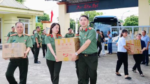 Những món quà gửi gắm tình cảm, tấm lòng của cán bộ chiến sỹ Công an Thủ đô được chuẩn bị chu đáo