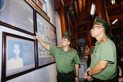 Thăm nhà lưu niệm đồng chí Lương Khánh Thiện
