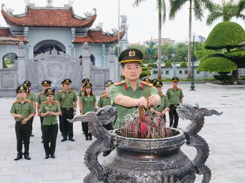 Cùng ngày, đoàn công tác do Đại tá Đoàn Đức Thắng - Chánh Thanh tra CATP Hà Nội làm trưởng đoàn đã tới dâng hương, dâng hoa tại Đền thờ các Anh hùng liệt sĩ tỉnh Hà Nam