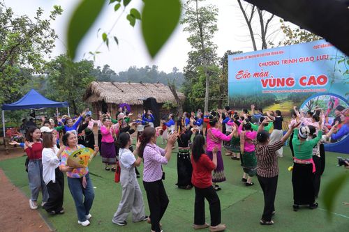 Du khách hòa chung điệu xòe cùng đồng bào tại Làng Văn hóa - Du lịch các dân tộc Việt Nam.