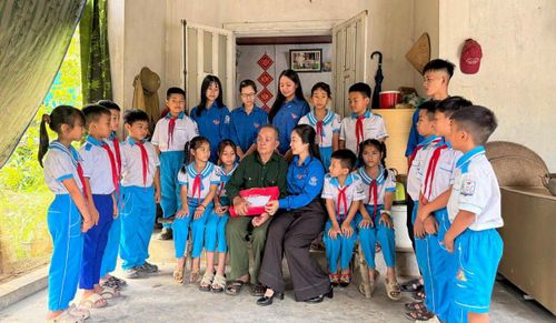 Thế hệ trẻ bày tỏ lòng tri ân sâu sắc trước những hy sinh, cống hiến của cựu chiến binh Trần Văn Xuân.