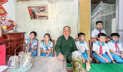Thế hệ trẻ quây quần bên “nhân chứng sống”, lắng nghe câu chuyện về một thời hoa lửa.