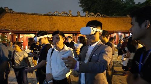 Khách tham quan trải nghiệm sản phẩm công nghệ kính thực tế ảo tại đêm Văn Miếu - Quốc Tử Giám.