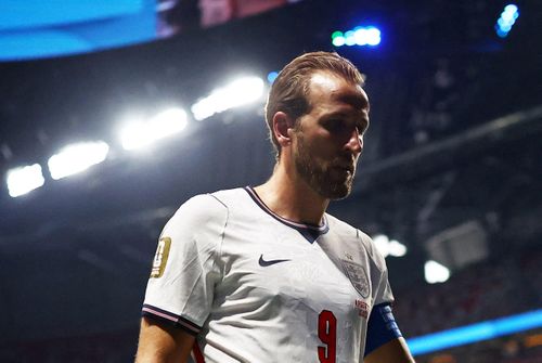  Harry Kane với phù hiệu Giày vàng trên tay áo. Ảnh: Agustin Marcarian/Reuters.