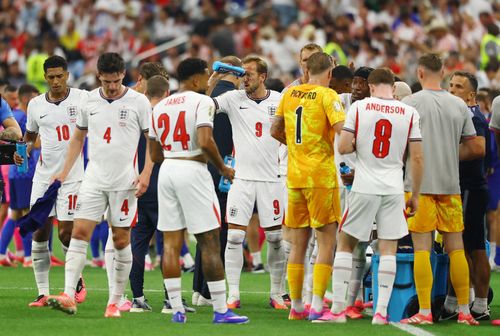  Tiền đạo Harry Kane của tuyển Anh dội nước lên mặt trong quãng nghỉ để các cầu thủ tiếp nước tại World Cup 2026. Ảnh: Reuters. 