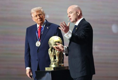  Giải thưởng Hòa bình đầu tiên của FIFA được trao cho ông Trump. Ảnh: Reuters. 