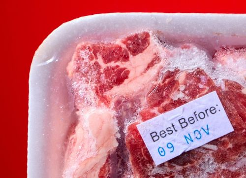 Hạn sử dụng được in trên bao bì thực phẩm. Ảnh: National Geographic.