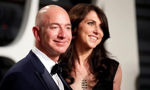  Nhờ đà tăng của cổ phiếu Amazon, MacKenzie Scott vẫn duy trì khối tài sản khổng lồ dù đã cho đi hàng chục tỷ USD. Ảnh: Reuters. 