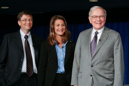  Giving Pledge do Bill Gates, Melinda French Gates và Warren Buffett (từ trái sang phải) đồng sáng lập, kêu gọi các tỷ phú cam kết cho đi phần lớn tài sản. Ảnh: Giving Pledge. 