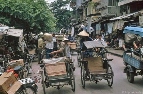  Phương tiện đi lại chủ yếu của người dân Hà Nội thời đó là xe đạp, xích lô và xe phân khối nhỏ. Nhiếp ảnh gia kể một trong những kỷ niệm đáng nhớ nhất của ông là lần đi xích lô muốn đến chợ. Tuy nhiên, do tiếng Việt có nhiều thanh điệu, tài xế hiểu nhầm ý nên đưa ông đi khắp nơi, ngoại trừ đúng nơi ông muốn đến. 
