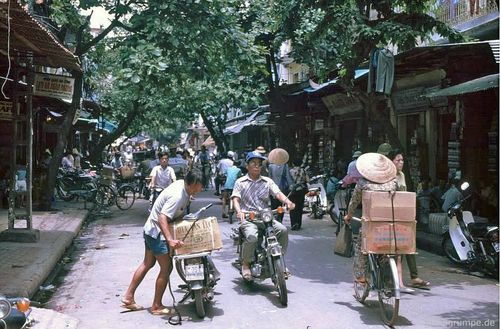  Phố cổ Hà Nội nhộn nhịp đầu những năm 1990. Ông miêu tả tên nhiều tuyến phố vẫn gắn với các nghề truyền thống, như phố bán cá, phố làm mũ, phố thợ thiếc - nơi năm 1991 vẫn còn các lò rèn hoạt động - hay phố làm thang tre. Khi ấy du khách châu Âu vẫn khá hiếm, nhiều người dân, đặc biệt là trẻ em, tò mò nhìn Hans-Peter Grumpe như đến từ một thế giới khác, thậm chí muốn chạm vào cánh tay hoặc sờ bộ râu. 