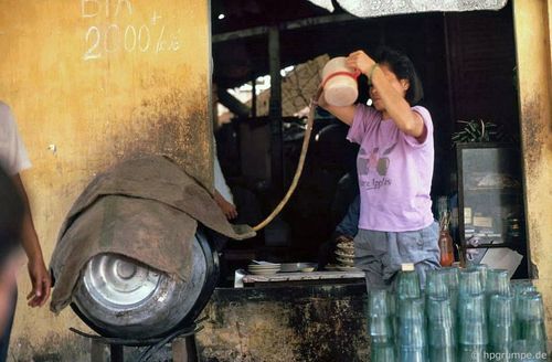  Du khách Hans-Peter Grumpe kể dọc các con phố Hà Nội, những người bán hàng rong liên tục rao bán trái cây, gạo, bánh mì và nhiều loại thực phẩm khác. Các quán ăn nhỏ tỏa hương thơm hấp dẫn. Điều khiến ông ấn tượng nhất là bia hơi, loại bia tươi được rót trực tiếp từ những thùng bia ướp đá, mang lại cảm giác sảng khoái giữa tiết trời nóng ẩm của Hà Nội. Đầu thập niên 1990, một cốc bia hơi có giá khoảng 1.600-2.000 đồng. 