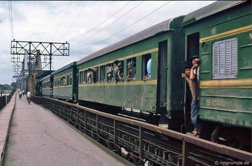  Đầu những năm 1990, cầu Long Biên dành cho tàu hỏa, người đi bộ và các phương tiện hai bánh, trong khi ôtô lưu thông qua cầu Chương Dương. Hans-Peter Grumpe mô tả cây cầu là một bản vá khổng lồ sau nhiều lần được sửa chữa. 