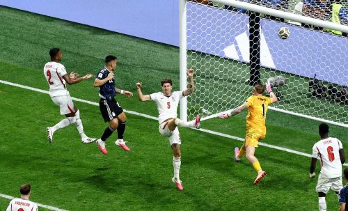  Lautaro Martinez chỉ cao 1,74 m nhưng vẫn đánh đầu ghi bàn trước hàng thủ sở hữu nhiều trung vệ trên 1,8 m của tuyển Anh. 