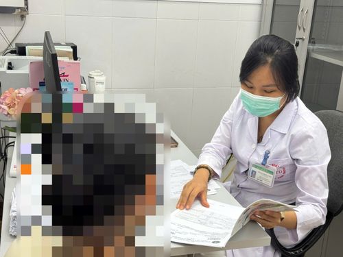  Bác sĩ thăm khám cho bệnh nhân 54 tuổi. 