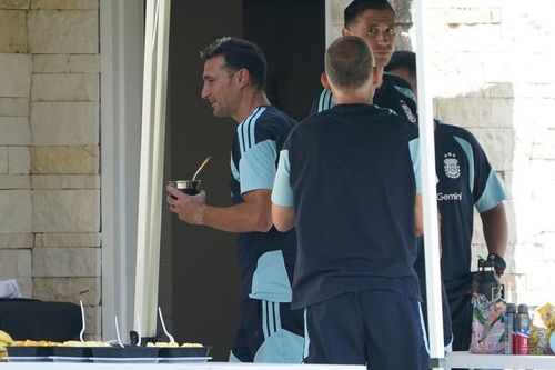 HLV Lionel Scaloni nhâm nhi trà trước buổi tập. Ảnh: Enviado especial.