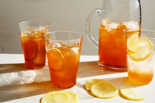 Các nghiên cứu cho thấy lượng caffeine trong trà thường không đủ cao để gây mất nước. Ảnh: New York Times.