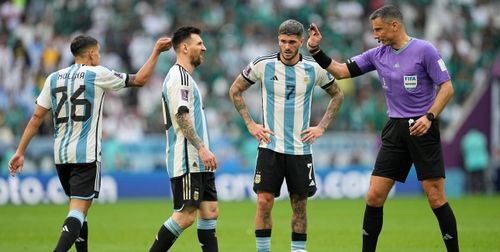 Trọng tài Slavko Vinčić trong trận đấu giữa Argentina và Saudi Arabia tại vòng bảng World Cup 2022. Ảnh: Ole.