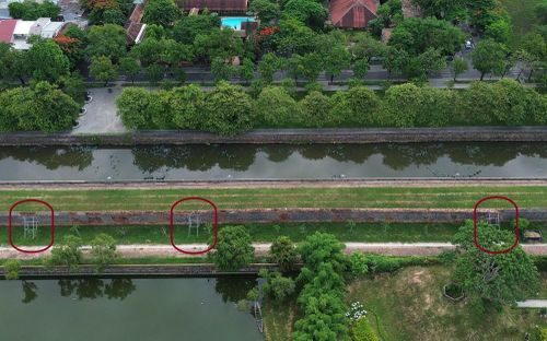 Đoạn tường Hoàng thành mặt Đông (giáp với đường Đoàn Thị Điểm) có nhiều vị trí xuống cấp phải chống đỡ bằng khung thép