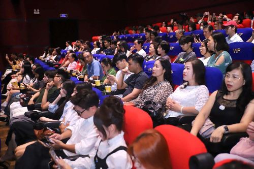 Đông đảo khán giả tham dự lễ ra mắt "Thanh âm vượt đại dương"