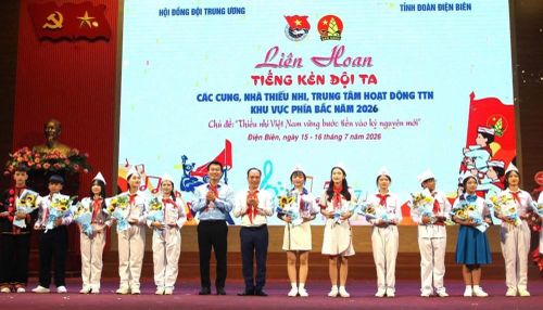 Ban Tổ chức trao Cúp lưu niệm cho các đơn vị tham gia Lên hoan