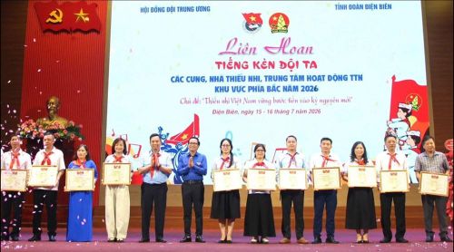 Hội đồng Đội Trung ương trao Bằng khen cho các đơn vị tham gia Liên hoan