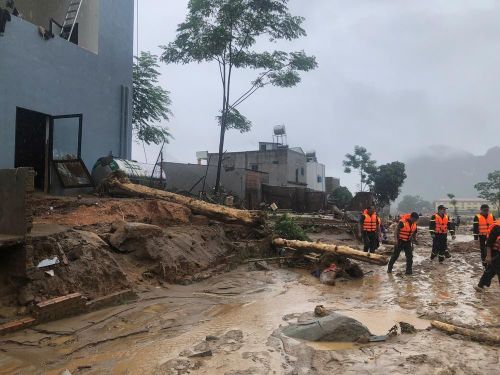 Lực lượng chức năng cùng người dân khắc phục hậu quả lũ quét tại xã Mường Than, tỉnh Lai Châu. Ảnh: Quý Trung - TTXVN