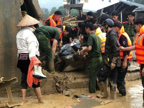 Lực lượng chức năng cùng người dân khắc phục hậu quả lũ quét tại xã Mường Than, tỉnh Lai Châu. Ảnh: Quý Trung - TTXVN