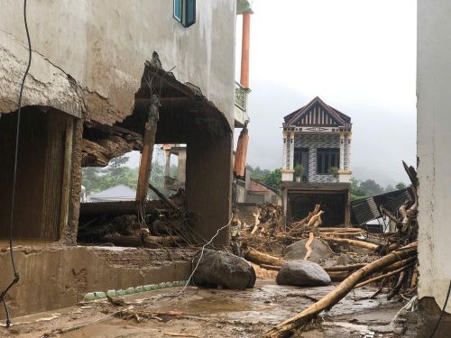 Lực lượng chức năng cùng người dân khắc phục hậu quả lũ quét tại xã Mường Than, tỉnh Lai Châu. Ảnh: Quý Trung - TTXVN