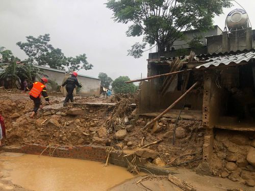 Lực lượng chức năng cùng người dân khắc phục hậu quả lũ quét tại xã Mường Than, tỉnh Lai Châu. Ảnh: Quý Trung - TTXVN
