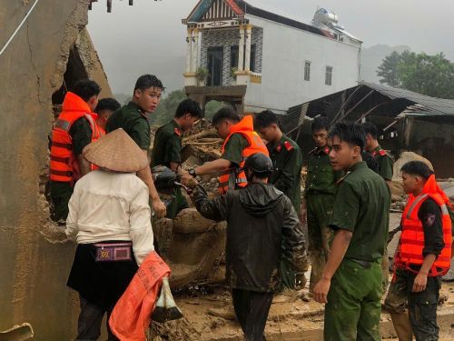 Lực lượng chức năng cùng người dân khắc phục hậu quả lũ quét tại xã Mường Than, tỉnh Lai Châu. Ảnh: Quý Trung - TTXVN