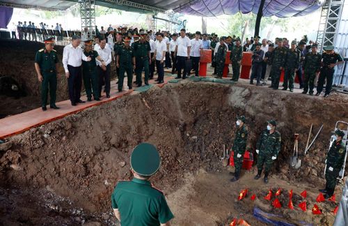 Tổng Bí thư, Chủ tịch nước Tô Lâm đến thị sát khu vực các lực lượng chức năng đang ngày đêm tìm kiếm, quy tập hài cốt liệt sĩ tại Công viên Lê Thị Riêng. Ảnh: Thống Nhất – TTXVN