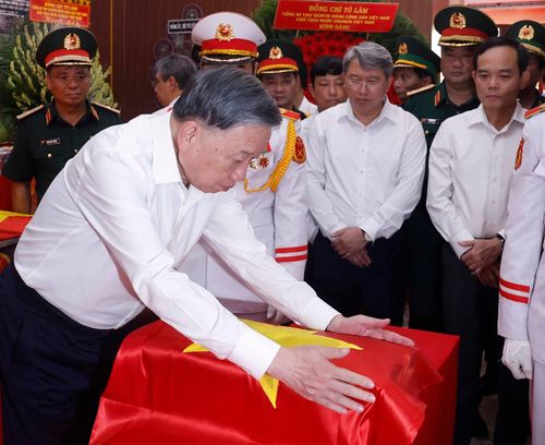 Tổng Bí thư, Chủ tịch nước Tô Lâm thực hiện nghi thức tại Nhà quàn hài cốt các liệt sĩ. Ảnh: Thống Nhất – TTXVN