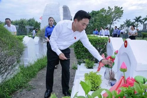 Phó Chủ tịch Quốc hội viếng các liệt sĩ đang yên nghỉ tại Nghĩa trang Liệt sĩ Hàm Rồng, tỉnh Thanh Hóa.
