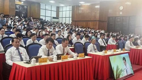 Các đại biểu tham dự kỳ họp thứ 4, Hội đồng nhân dân tỉnh Thanh Hóa khóa XIX.