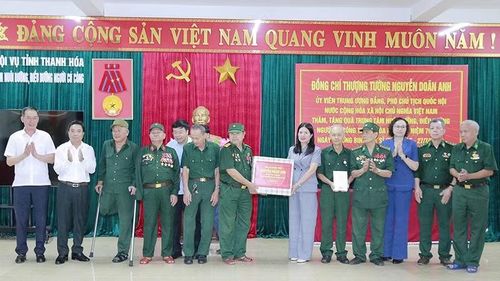 Phó Chủ tịch cùng các thành viên đoàn công tác thăm, tặng quà cho Trung tâm nuôi dưỡng, điều dưỡng người có công Thanh Hóa.