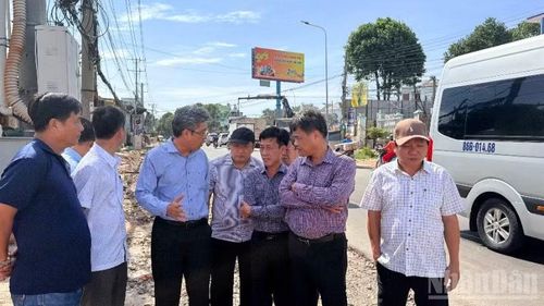 Đồng chí Nguyễn Minh, Phó Chủ tịch Ủy ban nhân dân tỉnh Lâm Đồng kiểm tra tiến độ Dự án đường Trần Quý Cáp.