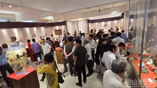 Các hiện vật có niên đại từ cuối thế kỷ XIX đến nữa sau thế kỷ XX.