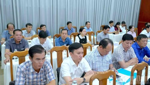 Người đứng đầu cấp ủy, chính quyền cấp xã tại Cà Mau được yêu cầu không đùn đẩy trách nhiệm, né tránh đối thoại, phải coi cấp xã, phường là phòng tuyến đầu tiên và quan trọng nhất.