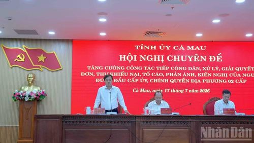 Phó Bí thư Thường trực Tỉnh ủy Cà Mau Huỳnh Quốc Việt (bìa trái) yêu cầu người đứng đầu cấp xã chủ động hơn trong việc tiếp công dân trong thời gian tới.