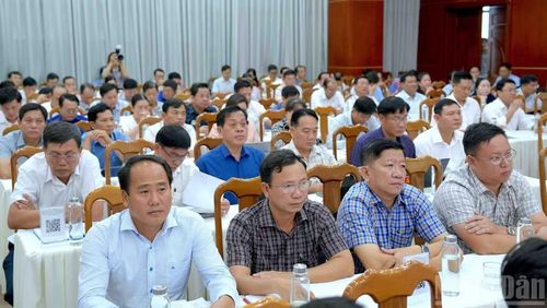 Người đứng đầu cấp ủy, chính quyền cấp xã tại Cà Mau tham dự hội nghị chuyên đề.